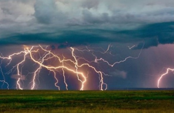 В Славяносербском районе ЛНР молния ударила в молодую пару, погиб 21-летний парень