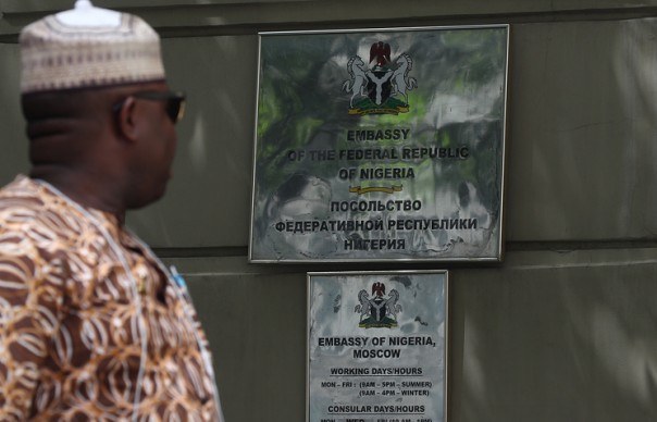 Около 80 нигерийцев собрались у посольства в Москве и требуют отправки домой