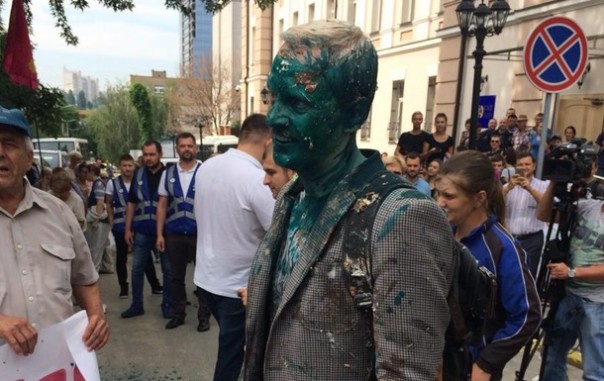 В Киеве два митинга выясняют отношения: Киву и Шабунина, требующих посадить Порошенко в тюрьму, облили зелёнкой