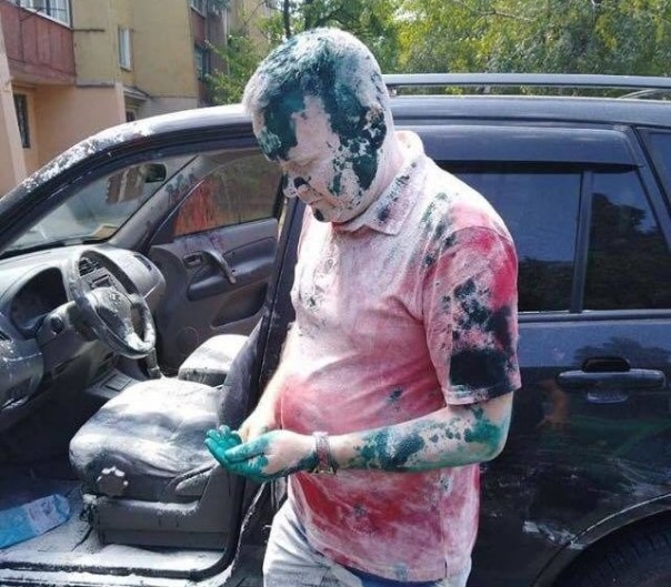 Радикалы облили зелёнкой коммунистов в Кривом Роге