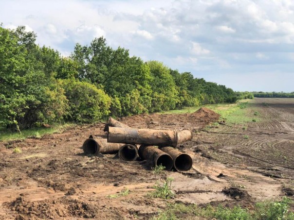 Украинские мародеры показали "мастер-класс", выкопав 900-мм трубу Второго Донецкого водопровода