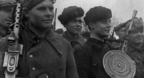 Жалобные письма, водка и аккордеон: необычные диверсии и партизанские трофеи