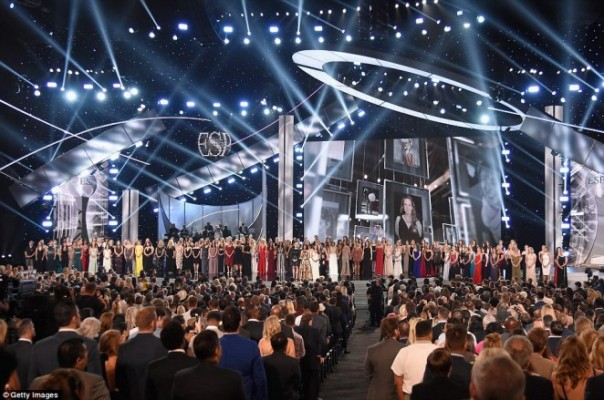 140 жертв самого известного педофила США поднялись на сцену за наградой