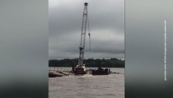 На стройке моста через Амур упал кран