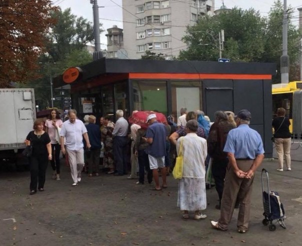 Доскакались: В европейском Киеве – очереди за дешевым хлебом