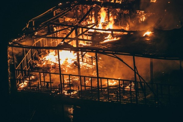 В Киеве возле Рыбальского моста сгорел дебаркадер