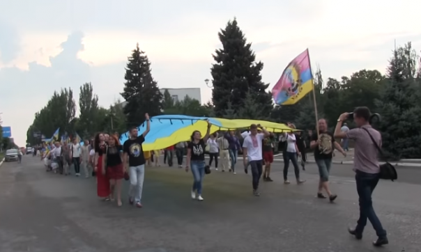 Украинские власти провели "невиданный парад" в Лисичанске по случаю дня захвата города