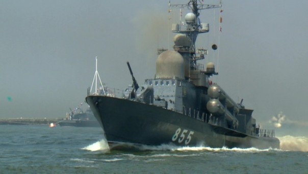 В Петербурге проходит генеральная репетиция главного военно-морского парада | В Калининграде на День ВМФ перед зрителями выступят 40 военных судов