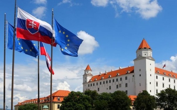 В Словакии разгорелся скандал из-за высказываний российского дипломата, назвавшего украинского посла "просто дебилом"