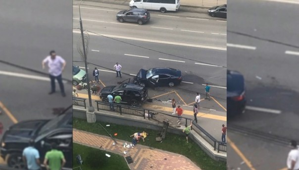 BMW сбил трех пешеходов на тротуаре в Новой Москве