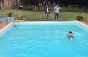 Министр Сальвини поплавал в бассейне местного мафиози