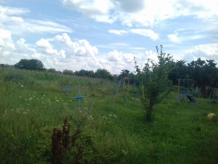 Звонкий смех среди могил. На кладбище под Одессой обустроили детскую площадку