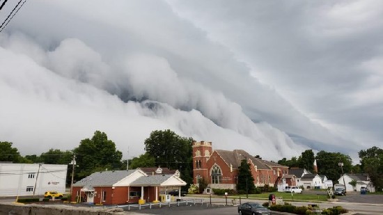 Красиво и страшно: Апокалиптическое облако поглощает Анну, штат Иллинойс