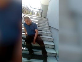 Ползком за пенсией. Инвалиду пришлось карабкаться в банк по ступенькам — видео