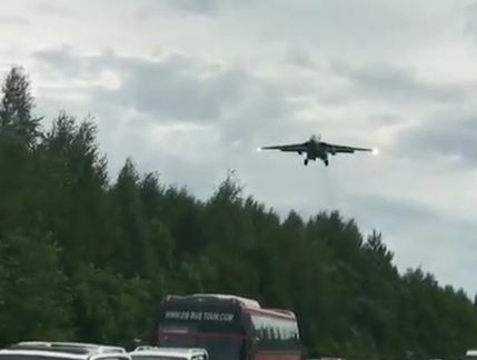 На шоссе под Хабаровском приземлились военные самолеты. Видео