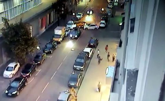 В центре Москвы "мерседес" на огромной скорости протаранил восемь автомобилей (Видео)