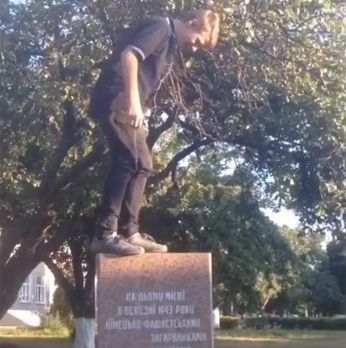 В Харькове подросток надругался над памятником