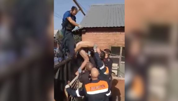 В Тольятти спасли голого "Тарзана", который напоролся на штырь забора