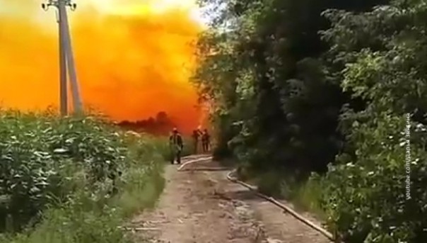 На Украине спасатели проводят нейтрализацию разлившейся азотной кислоты