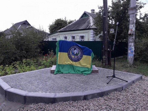 В Днепропетровске открыли памятник утилизированному под Дебальцево чеченскому террористу