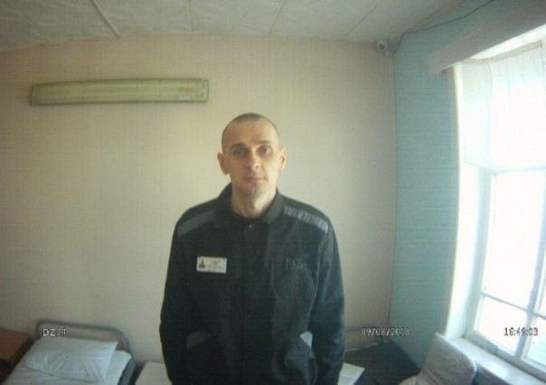 Жив, к постели не прикован. Москалькова показала свежие фото Сенцова