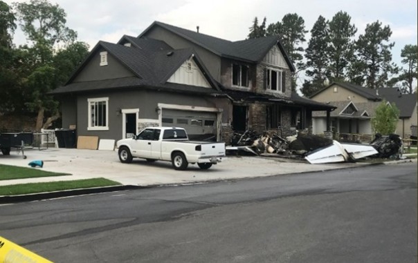 Американец из мести жене врезался самолетом в свой дом и погиб
