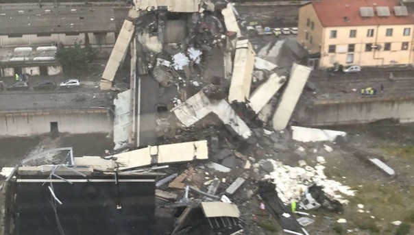 Обрушение моста в Генуе: погибли десятки человек (Видео)