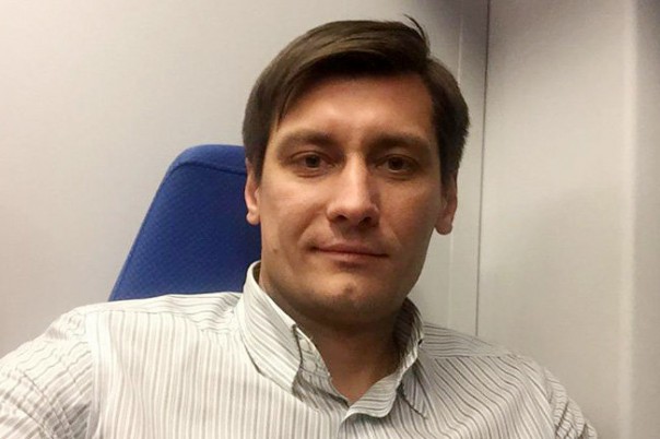 Дмитрий Гудков нашел себе несовершеннолетних девочек для пиара!