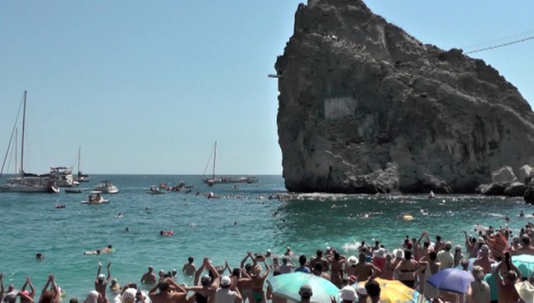 В Крыму лучшие спортсмены соревновались в прыжках со скалы | В Крым едет все больше европейцев