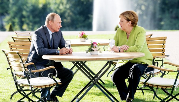 Переговоры Путина и Меркель продолжались три часа. Лидеры России и Германии обсудили широкий круг вопросов.