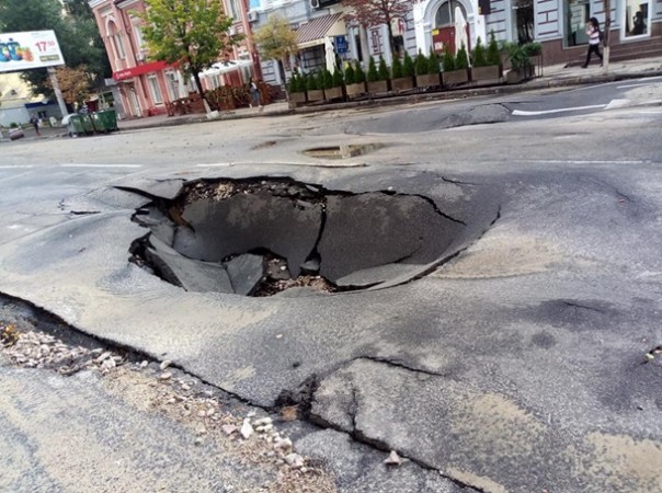 Асфальт устал: центр Киева выглядит как после бомбёжек