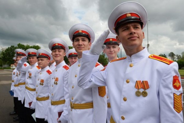 Путин поздравил суворовцев и нахимовцев с 75-летним юбилеем их альма-матер