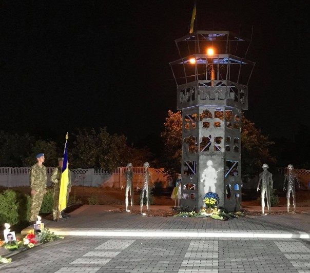 Под Одессой открыли памятник хрюмбергам в виде башни Донецкого аэропорта