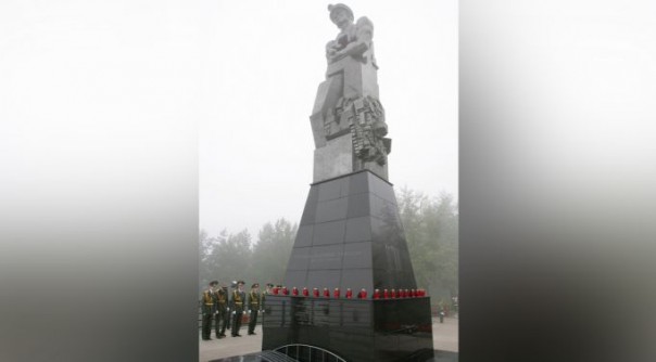 Путин возложил цветы к монументу "Память шахтёрам Кузбасса"