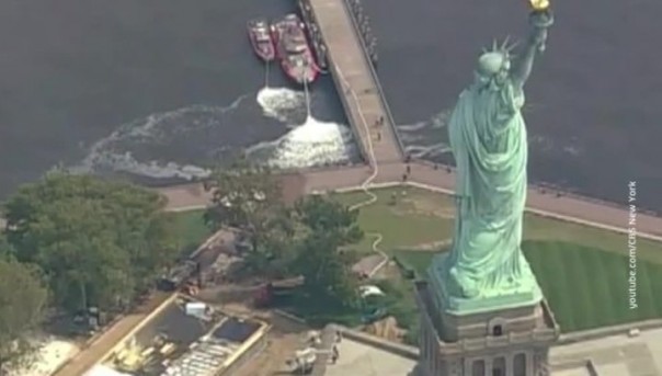 Взрыв близ статуи Свободы: Несколько тысяч людей эвакуированы с острова в Нью-Йорке