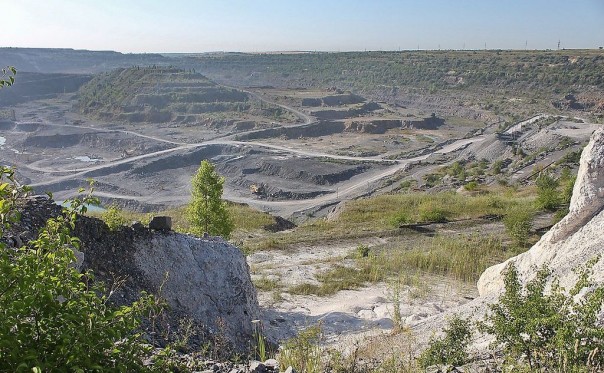 Укрофашисты уничтожили "БелАЗ" в Докучаевске, водитель погиб на месте