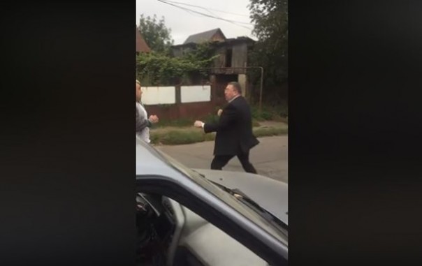 В Черновцах чиновник областной госадминистрации посреди улицы устроил драку с водителем такси