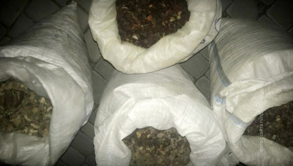 Нанесён очередной подлый удар хунты по экономике "Янтарной народной республики":  изъяты 100 килограммов янтаря и карта раскопок