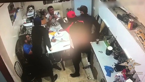 Дерзкое нападение на московский офис попало на видео