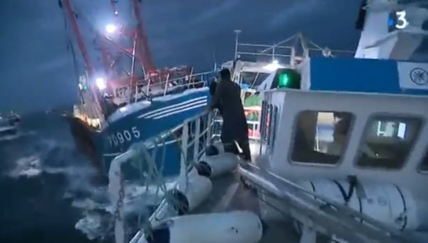 Морской бой в Ла-Манше: французские рыбаки пошли на таран британских сейнеров