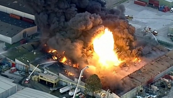 В Мельбурне вспыхнул крупный пожар на химическом заводе