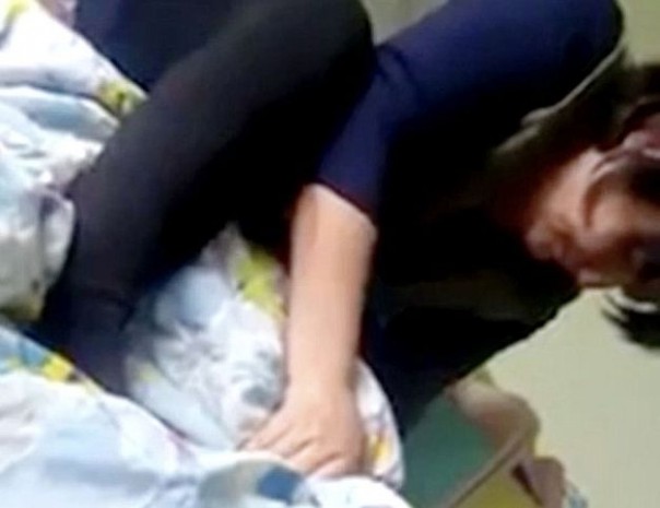 Работница детсада в Казахстане сняла, как воспитательница душит плачущую девочку