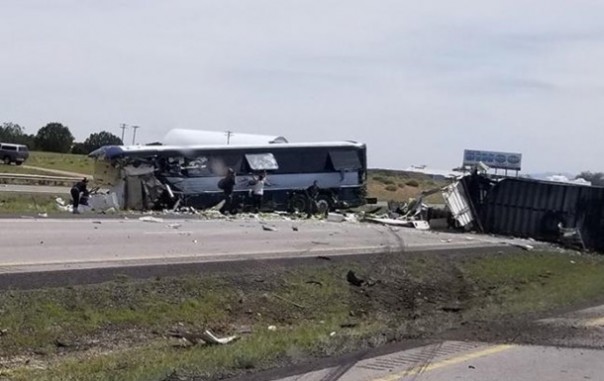 В США столкнулись автобус и фура: семь погибших