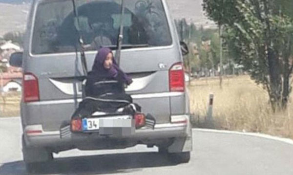 Отец привязал 13-летнюю дочь к багажнику и заявил, что она сама его попросила