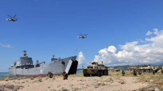 Порошенко предложил переписать конституцию, чтобы "изгнать" ЧФ РФ из Крыма