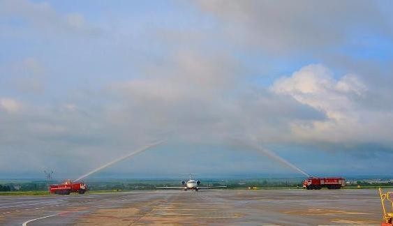 "Суперджет" встал на крыло! В Волгограде запустили водяную арку над первым самолетом из Ростова-на-Дону