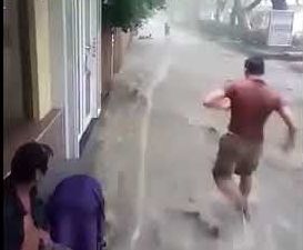 Очевидец заснял, как в Ялте поток воды после ливня унес женщину