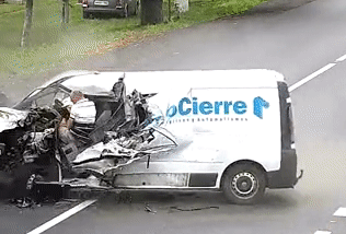 Заснувший водитель чудом остался невредим, попав под грузовик на Украине