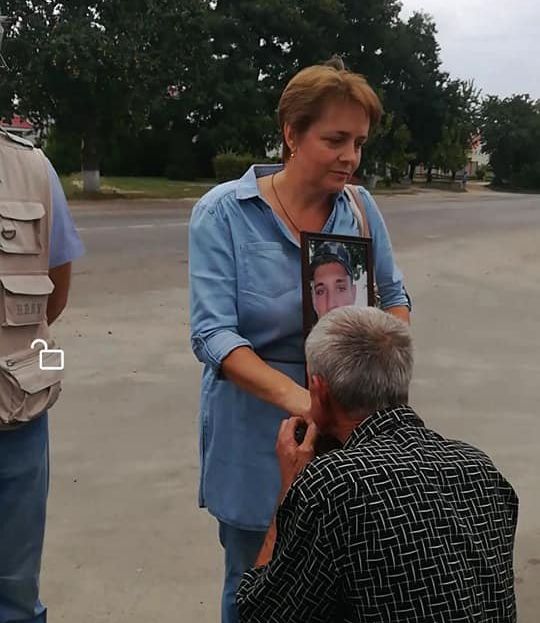 Под Киевом водителя маршрутки заставили целовать руки матери убитого "атошника"