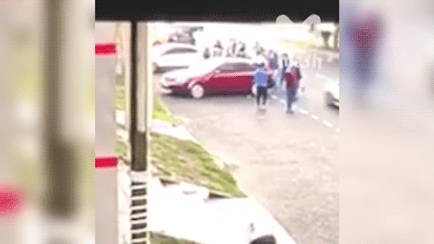 На юго-востоке Москвы водитель иномарки сбил группу пешеходов, есть жертвы | В Одессе BMW въехал в остановку, трое погибших